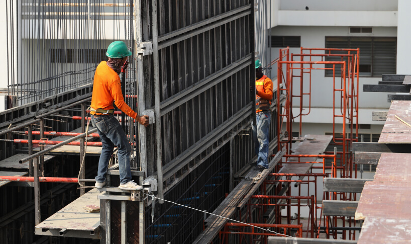 De la fundație la cheie: Etapele esențiale în construcția unei case durabile
